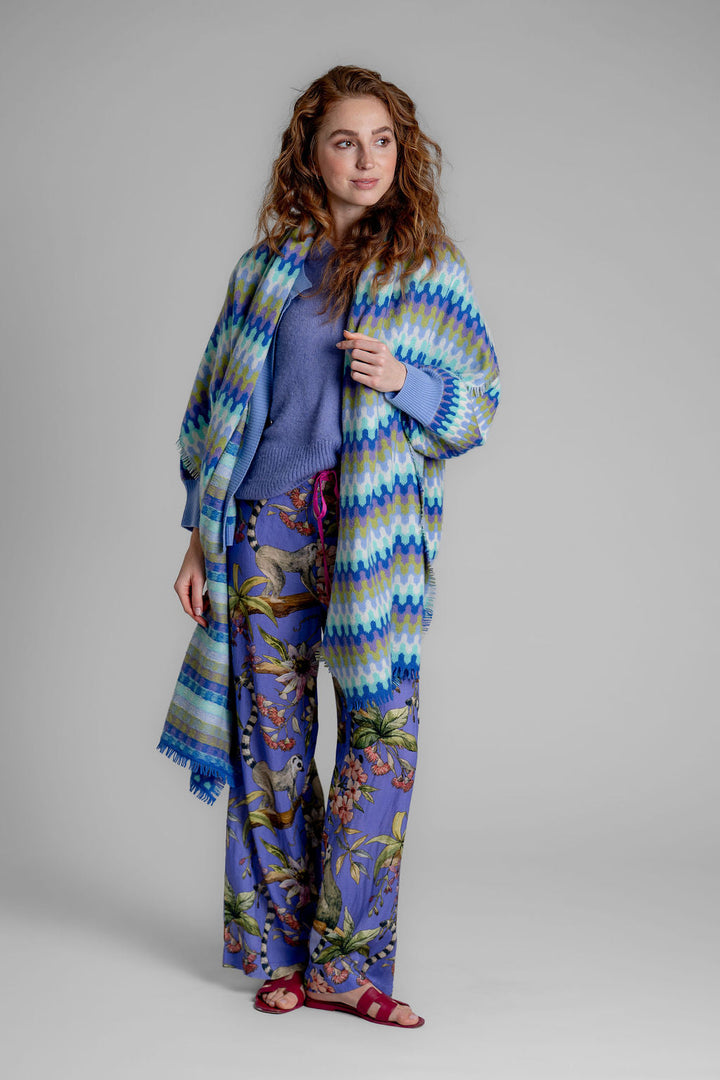 Weicher Damenschal aus 100 % purem Kaschmir, gewebt, handgefertigt in Nepal, mit dezenten Fransen und buntem Webmuster, Farbe Königsblau, Styling-Tipp mit Model