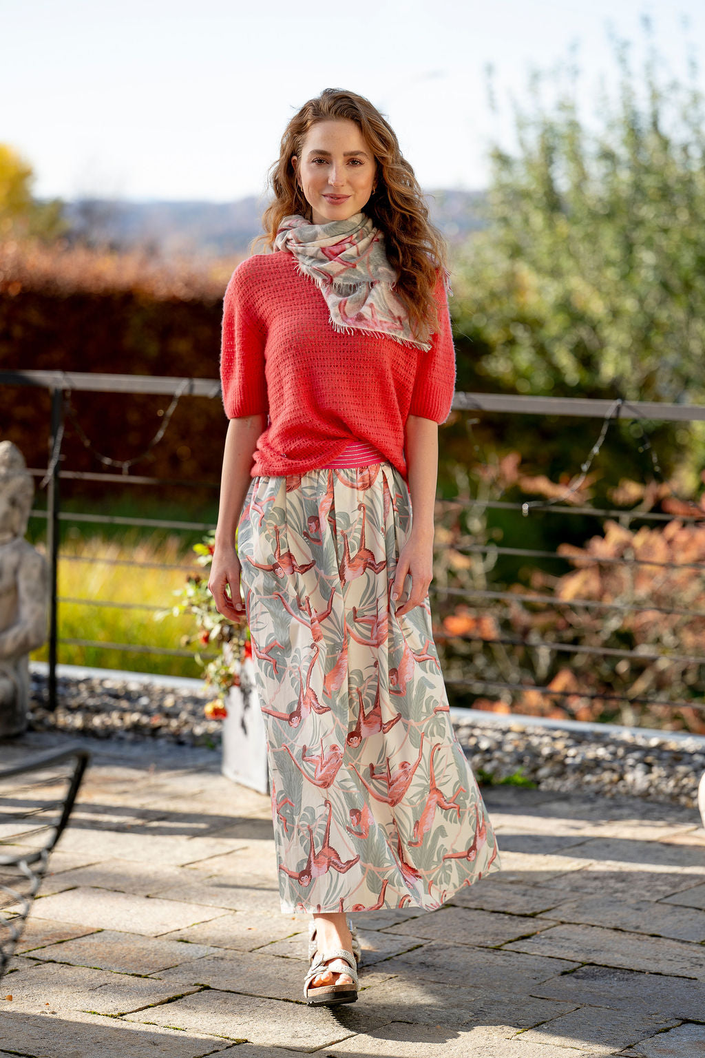 Weiches quadratisches Kaschmirtuch für Damen 60 x 60 cm mit aufgedruckten kleinen Affen, besonders fluffig und leicht, Farbe Champgner, Bild mit Model und Styling-Tipp