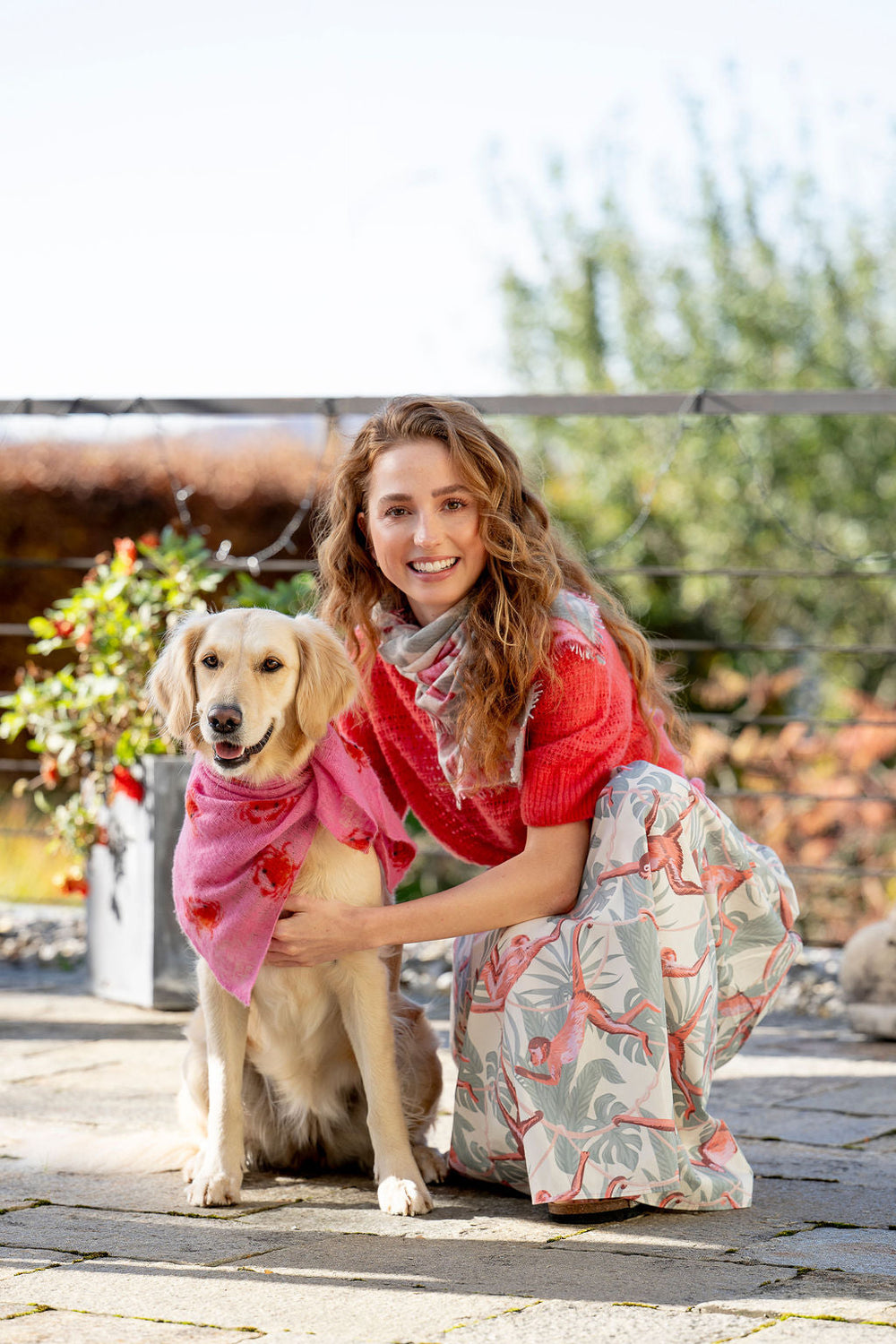 Anschmiegsames Kaschmir Bandana in der Farbe Pink und mit Krebsen bedruckt, quadratisches Tuch, 65 x 65 cm, handmade in Nepal, Imagebild mit Fotomodel und Hund