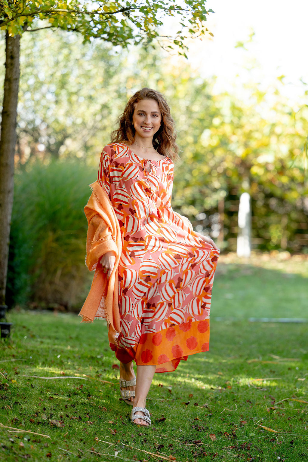Luftiges Maxikleid mit maritimem Muster, gestylt mit Sandalen für den Sommer