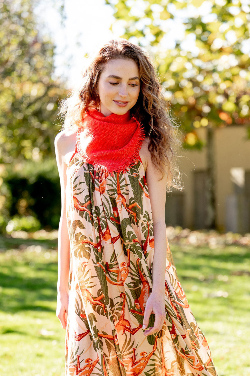 Weiches und hautfreundliches Halstuch aus 100% reinem Kaschmir mit Wabenstrickmuster in der Farbe Koralle, gestylt als Halstuch