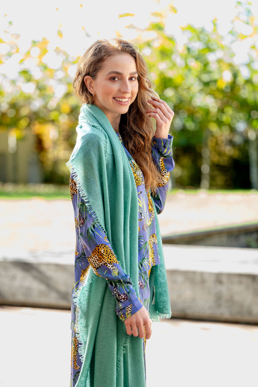 Leichter, weicher und Hautfreundlicher Kaschmirschal für Damen in der Farbe Spermint,  Größe: 210 x85 cm, Mode trägt den Schal um die Schultern gelegt
