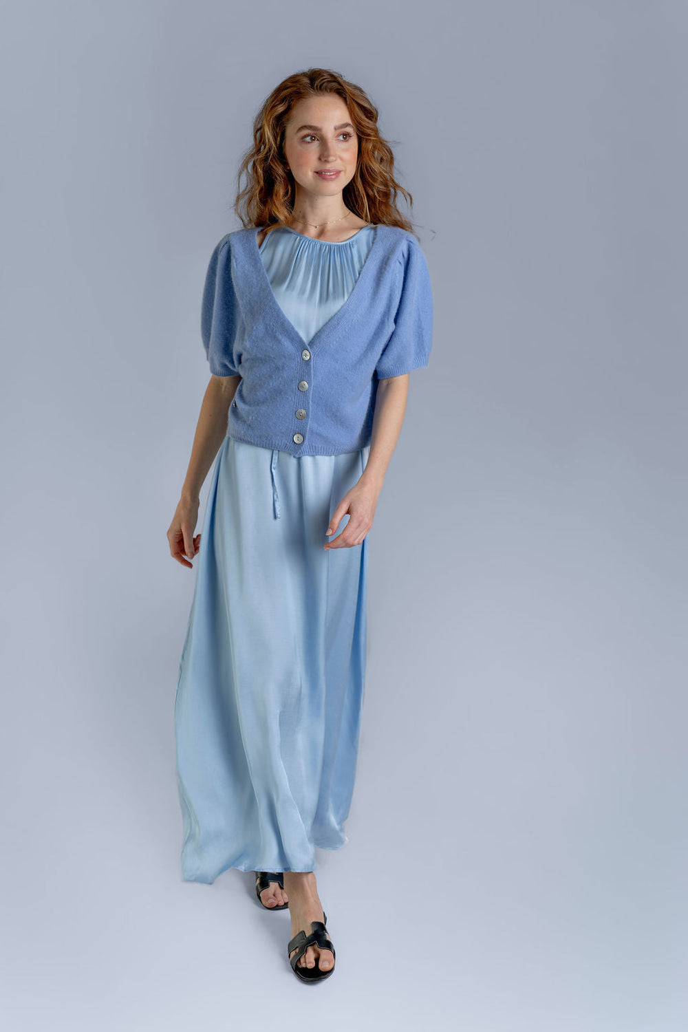 Blauer Kaschmir Cardigan Luca‑cs mit V‑Ausschnitt und kurzen Ballonärmeln aus 100% reinem Kaschmir, Damen Strickjacke mit Knopfleiste, Styling-Tipp