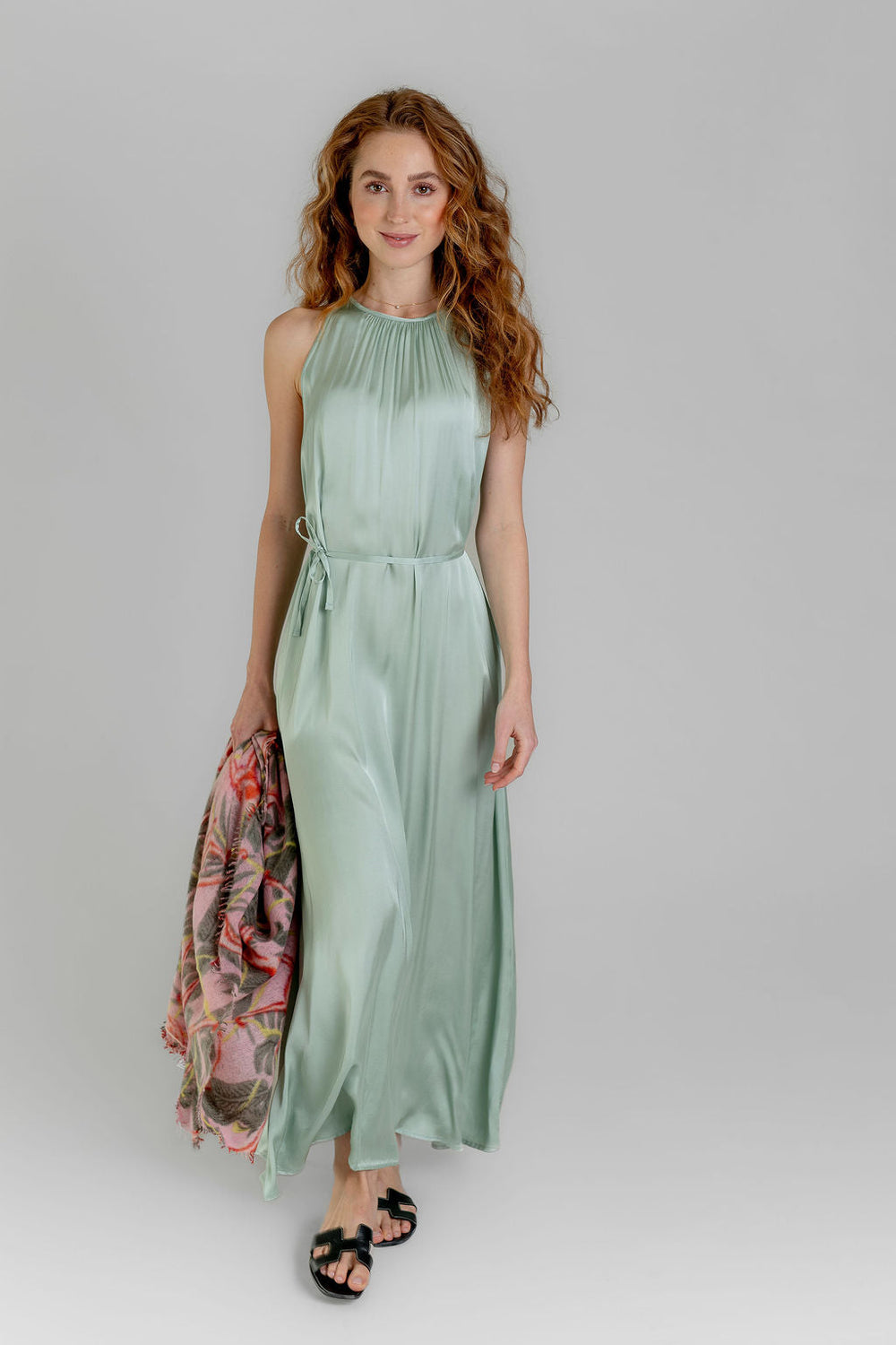 Elegantes Viskosekleid Gloria schulterfrei gestylt mit Sandalen und Kaschmirschal, Gesamtansicht