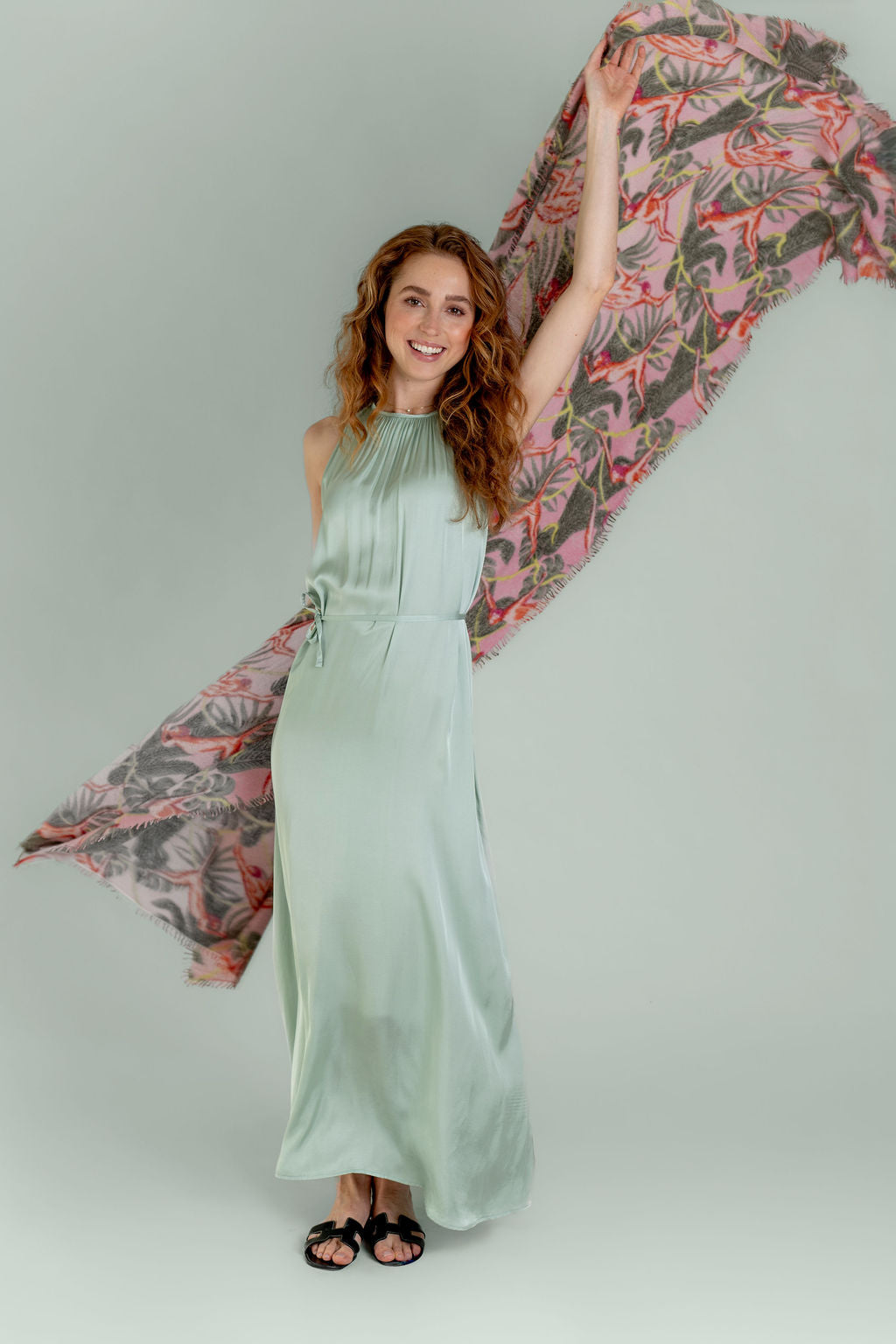 Gefilzter und gewalkter Light Cashmere Schal für Damen 210 x 85 cm mit aufgedruckten kleinen Affen, Farbe: Kiss Me, Model mit Schal