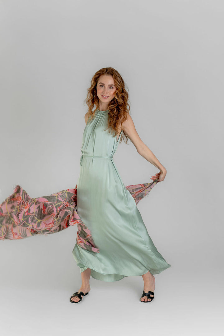 Model trägt knöchellanges Off‑Shoulder Kleid Gloria in Mint Sorbet für eine sommerlichen Geburtstag