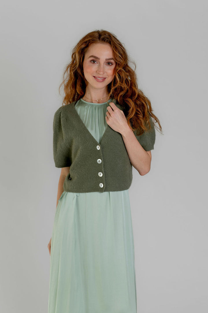 Olivgrüner Kaschmir Cardigan Luca‑cs mit V‑Ausschnitt und kurzen Ballonärmeln aus 100% reinem Kaschmir, Strickjacke mit Knopfleiste, Stylingvariante mit Kleid
