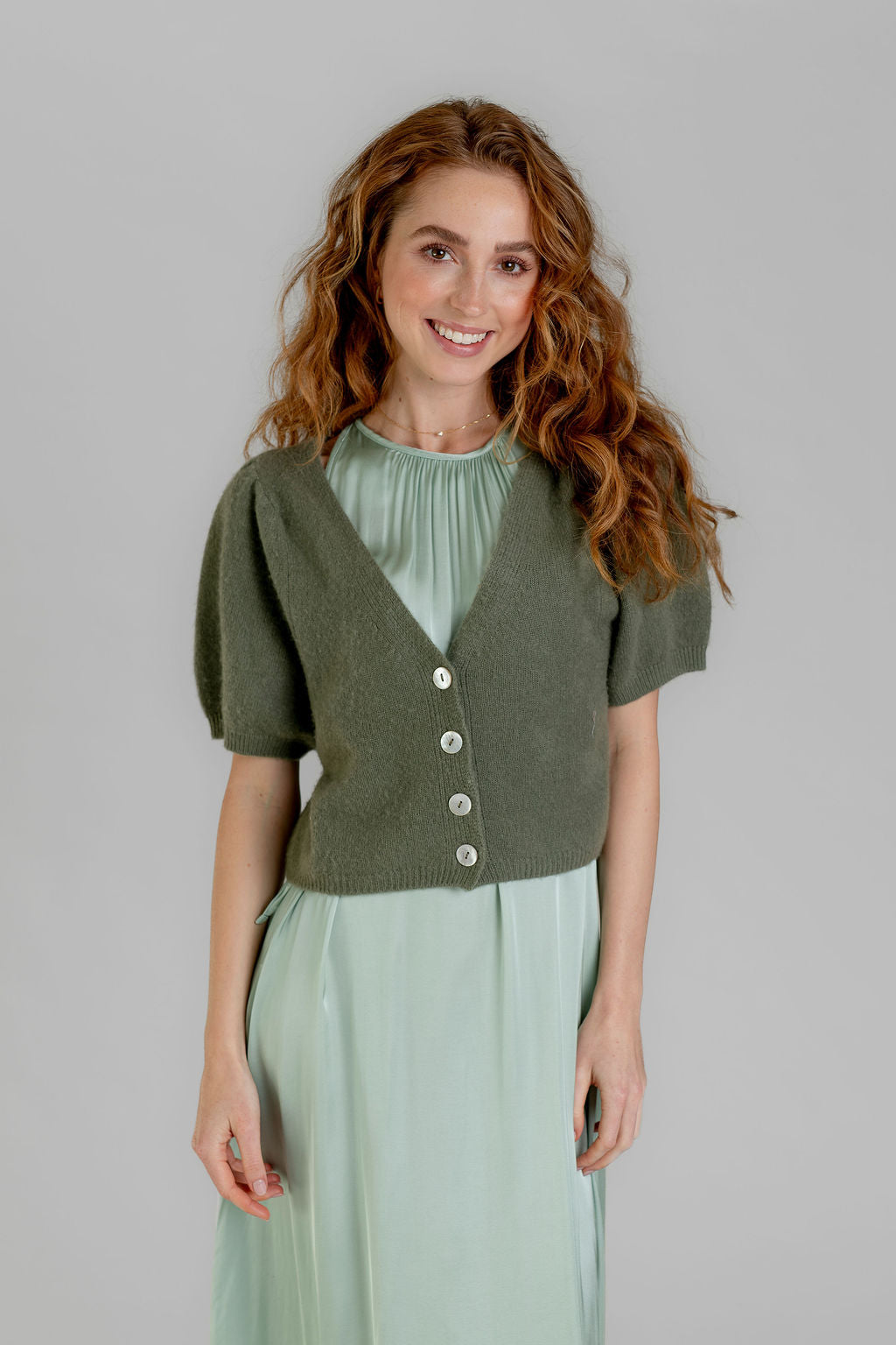 Olivgrüner Kaschmir Cardigan Luca‑cs mit V‑Ausschnitt und kurzen Ballonärmeln aus 100% reinem Kaschmir, Strickjacke mit Knopfleiste, Modelbild