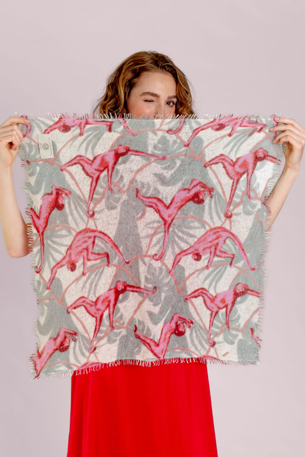 Weiches quadratisches Kaschmirtuch für Damen 60 x 60 cm mit aufgedruckten kleinen Affen, besonders fluffig und leicht, Farbe Champgner, Bild mit Model auf dem das Größenformat zu sehen ist