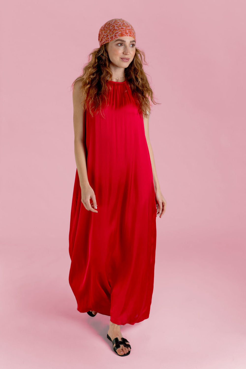 Elegantes Viskosekleid Gloria in Rot schulterfrei gestylt mit Sandalen, Kaschmir-Bandana und ohne Taillenband, Gesamtansicht