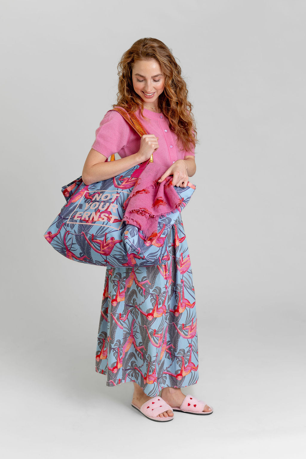 Extra große und geräumige Tasche mit viel Staurum mit herausnehmbarer Extra-Clutch für Damen mit Animal-Print und Statement Not Your Ernst" in der Farbe Arctic, Bild mit Model