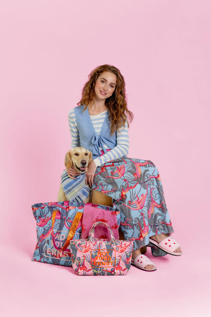 Extra große und geräumige Tasche mit viel Staurum mit herausnehmbarer Extra-Clutch für Damen mit Animal-Print und Statement Not Your Ernst" in der Farbe Arctic, Modelbild