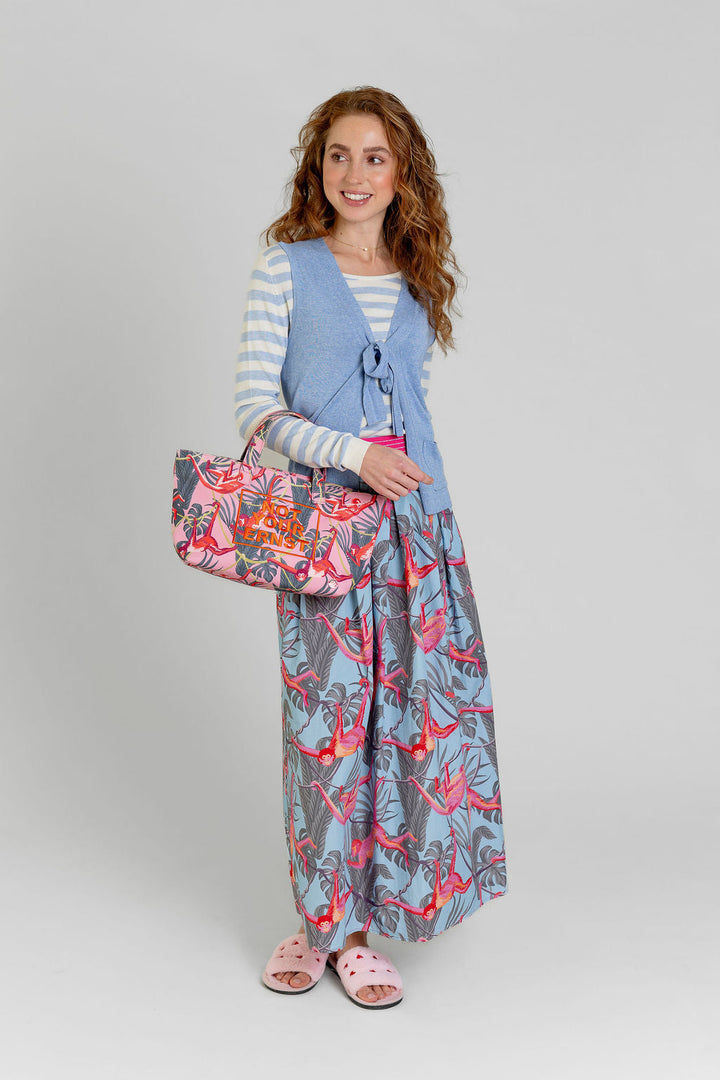 Praktische Damenhandtasche mit Tragehenkeln und abnehmbarem Tragegurt mit Monkey-Print in der Farbe Kiss Me (Rosa), Tragebild