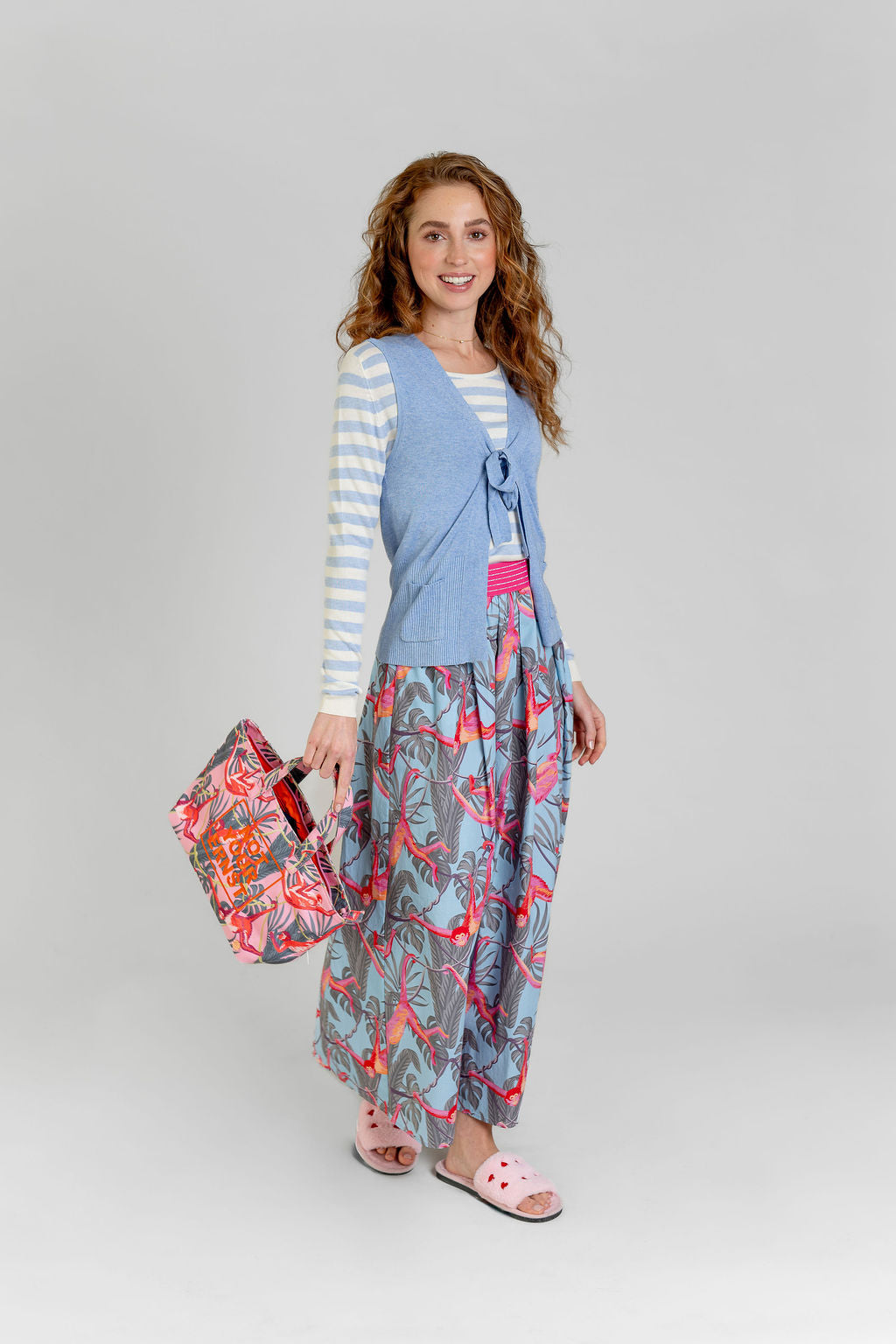Elegante Kaschmir Strickweste mit Schluppe und Taschen im Outfit