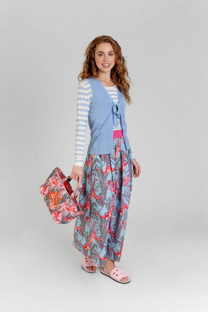 Elegante Kaschmir Strickweste mit Schluppe und Taschen im Outfit