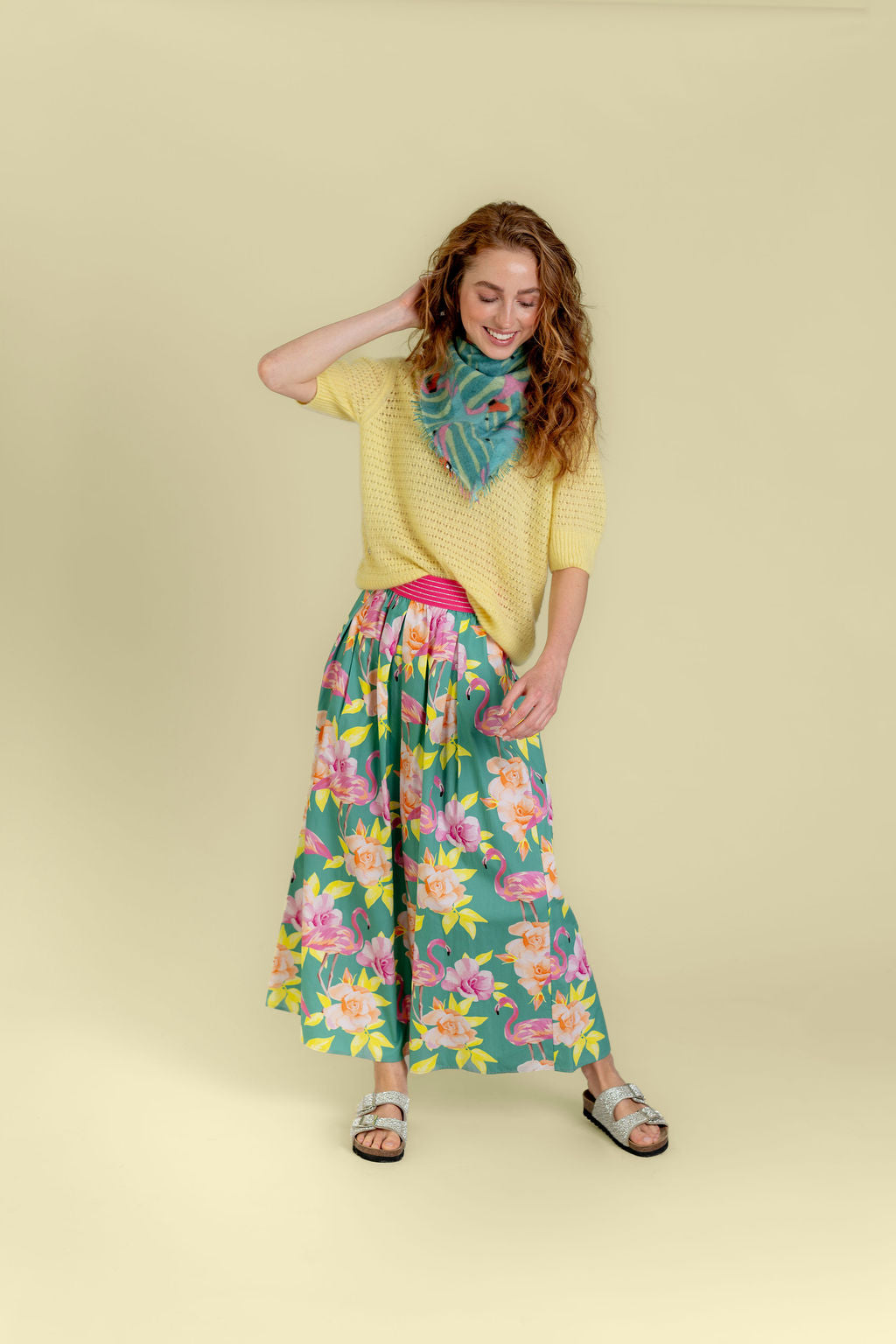 Edler Kaschmirpullover für Damen mit Ajour-Strickmuster und kurzen Ärmeln in Gelb und dazu Baumwollerock Bella mit Flamingo-Tierdruck, Modelbild