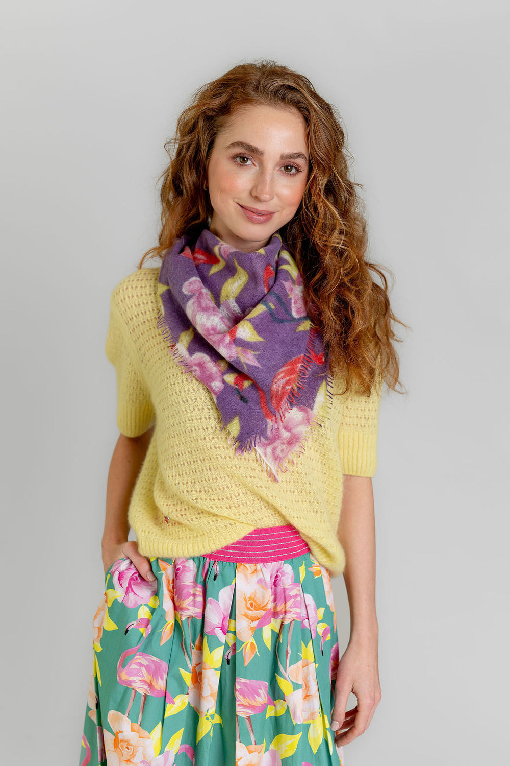 Quadratisches Tuch aus 100% reinem Kaschmir für Damen mit Flamingos bedruckt, Größe 65 x 65 cm, Farbe: Orchid, Tragebild mit Mode, die das Bandana als Tuch um den Hals trägt