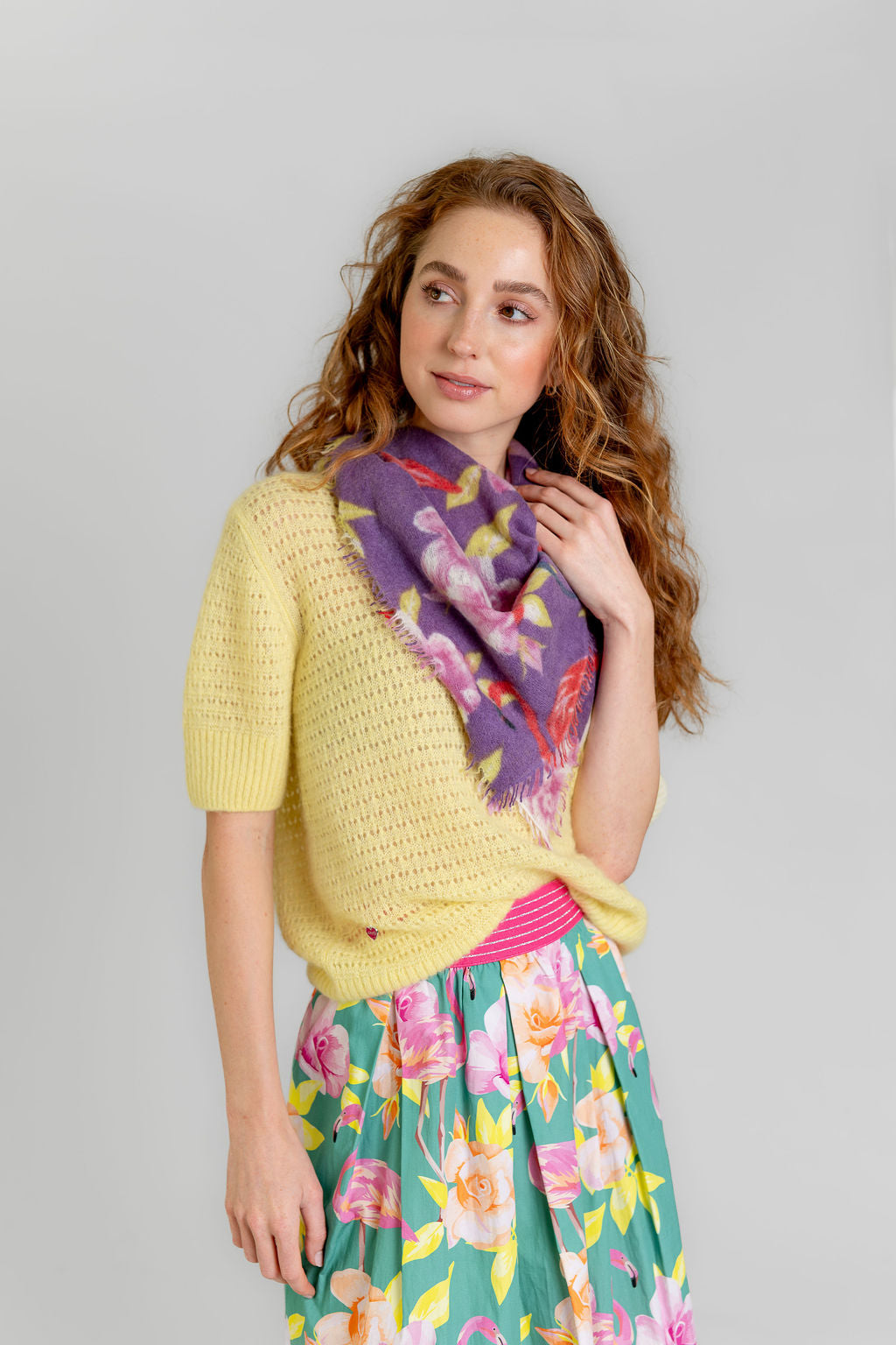 Gelber Kaschmirpullover für Damen mit edlem Ajour-Strickmuster und kurzen Ärmeln, Styling-Tipp