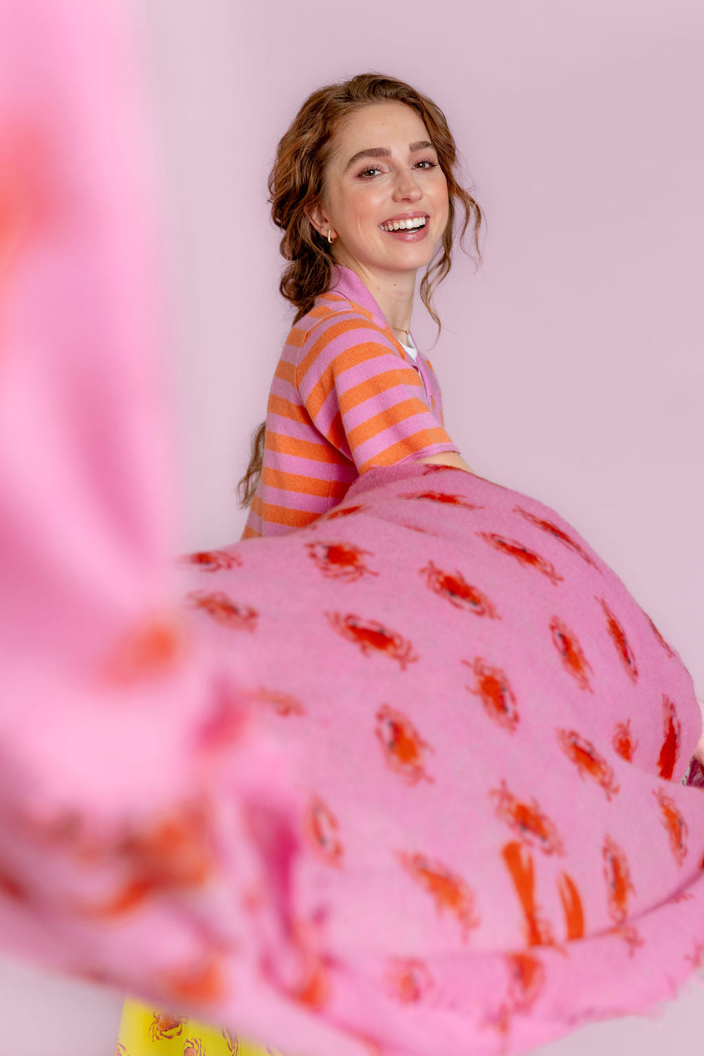 Besonders weicher und leichter Kaschmirschal für Damen mit Krebsen bedruckt, handgefertigt in Nepal, 210 x 85 cm, Farbe Pink, Imagebild mit Model