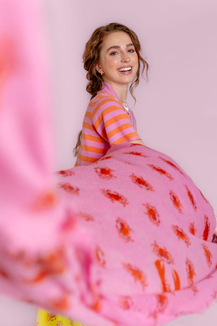 Besonders weicher und leichter Kaschmirschal für Damen mit Krebsen bedruckt, handgefertigt in Nepal, 210 x 85 cm, Farbe Pink, Imagebild mit Model