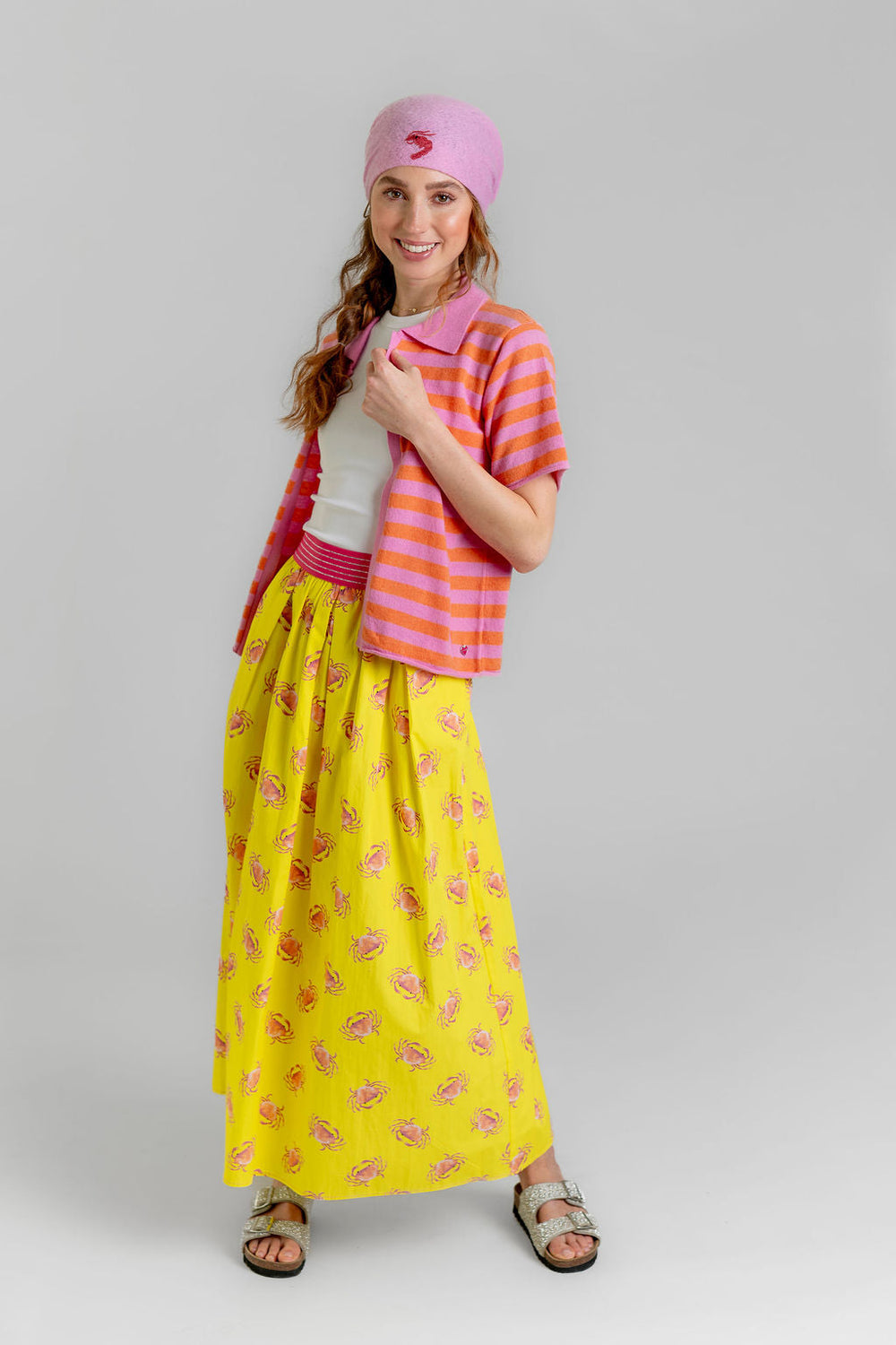 Model trägt gestreiften Kurzarm‑Cardigan Olivia‑cs in Pink zum Rock Bella in Mimosa mit Krebs-Print