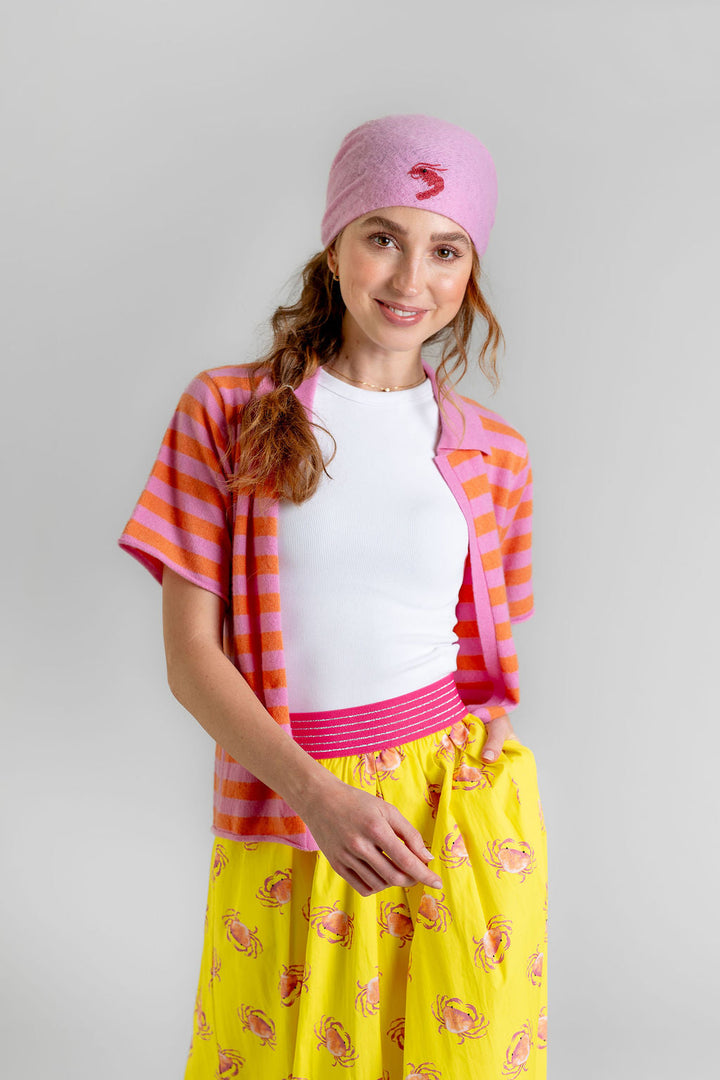 Stilvolles Kaschmir Bandana mit Krabben-Stickerei in Pink, getragen als Kopftuch von einem Model, Imagebild, Styling-Variante