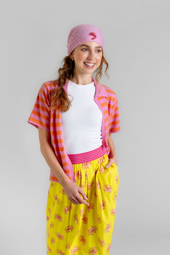 Sommerlicher Look mit gestreiftem Kaschmir‑Cardigan und Polo‑Kragen