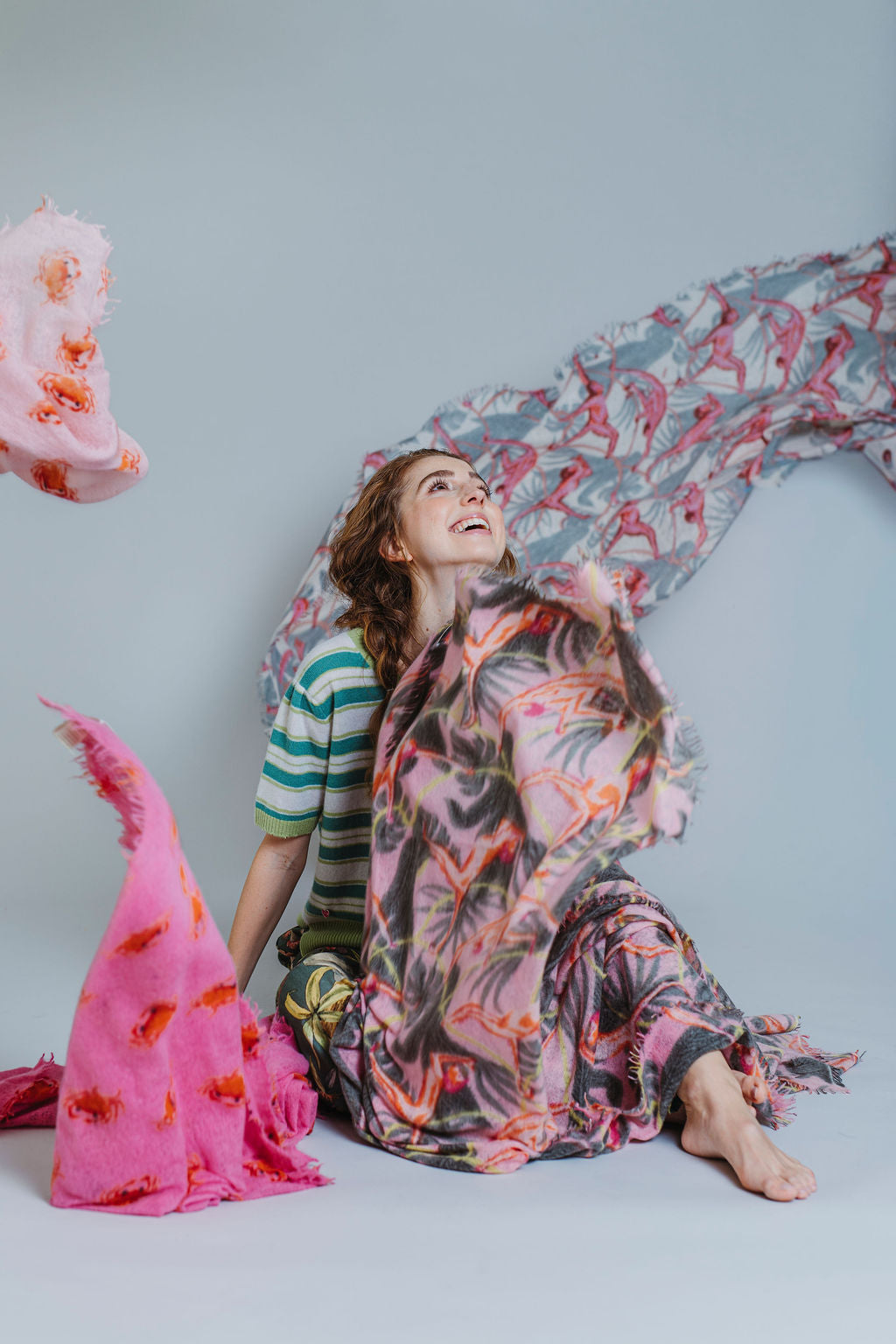 Gefilzter und gewalkter Light Cashmere Schal für Damen 210 x 85 cm mit aufgedruckten kleinen Affen, Farbe Champgner, Imagebild mit Model