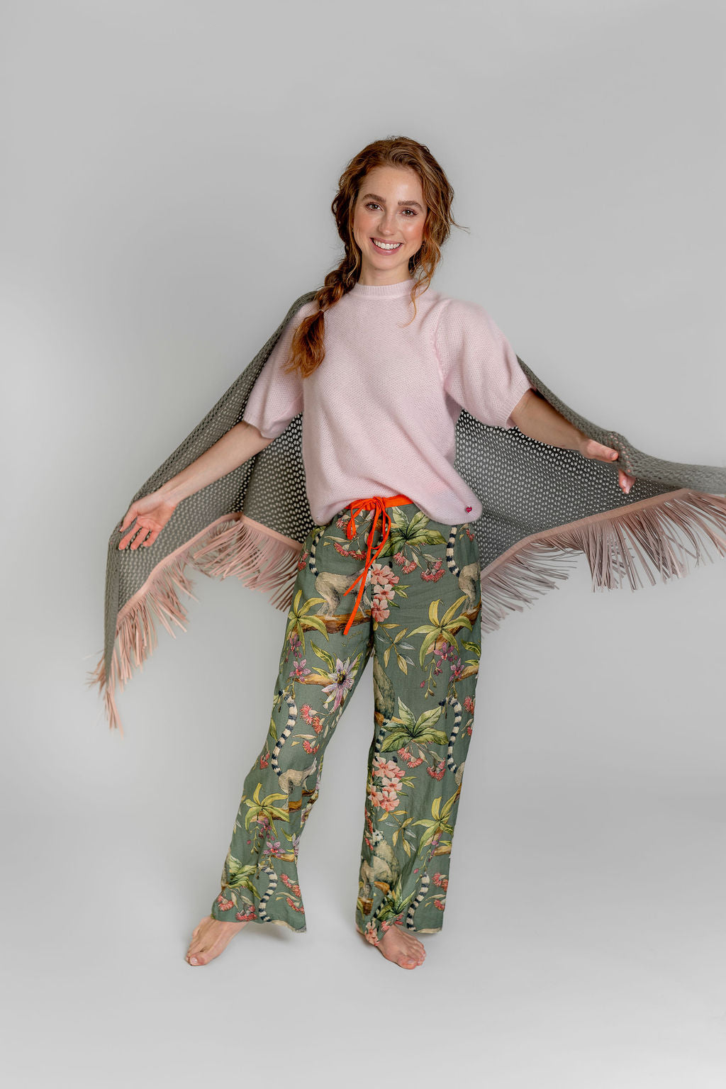 Model trägt weite Baumwollhose Gracie‑cs mit Lemuren‑Print und  kombiniert mit Kaschmirtuch und Pullover