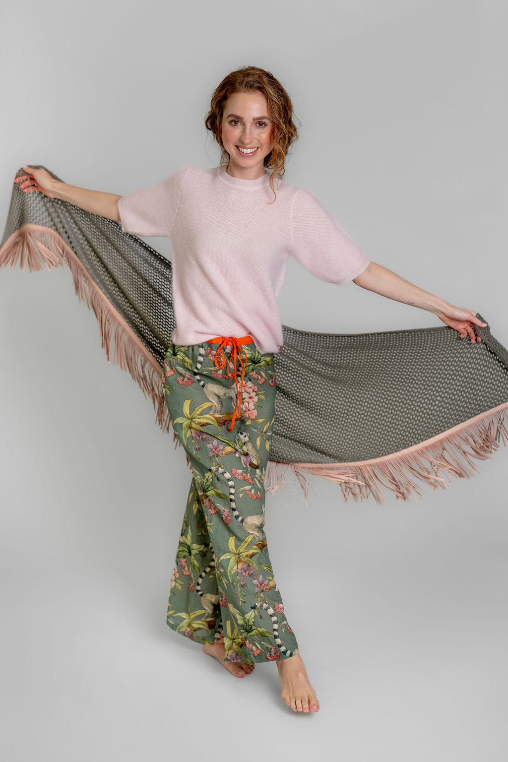 Hochwertiger Kaschmirpullover für Damen mit Waben-Strickmuster und kurzen Ärmeln in Kiss Me, Rosa, Tragebild mit Model