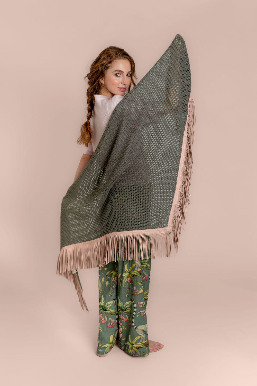 Boho‑Chic Look: großes Kaschmir Triangeltuch mit Lederfransen von Model gehalten, kombiniert zu Kaschmirpullover und Baumwollhose