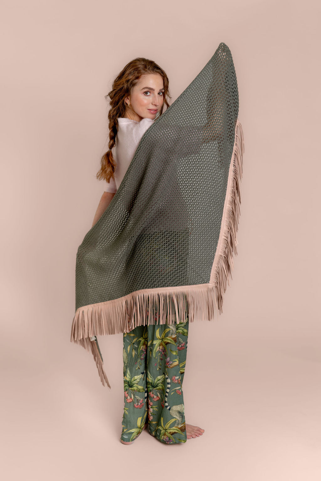 Boho‑Chic Look: großes Kaschmir Triangeltuch mit Lederfransen von Model gehalten, kombiniert zu Kaschmirpullover und Baumwollhose