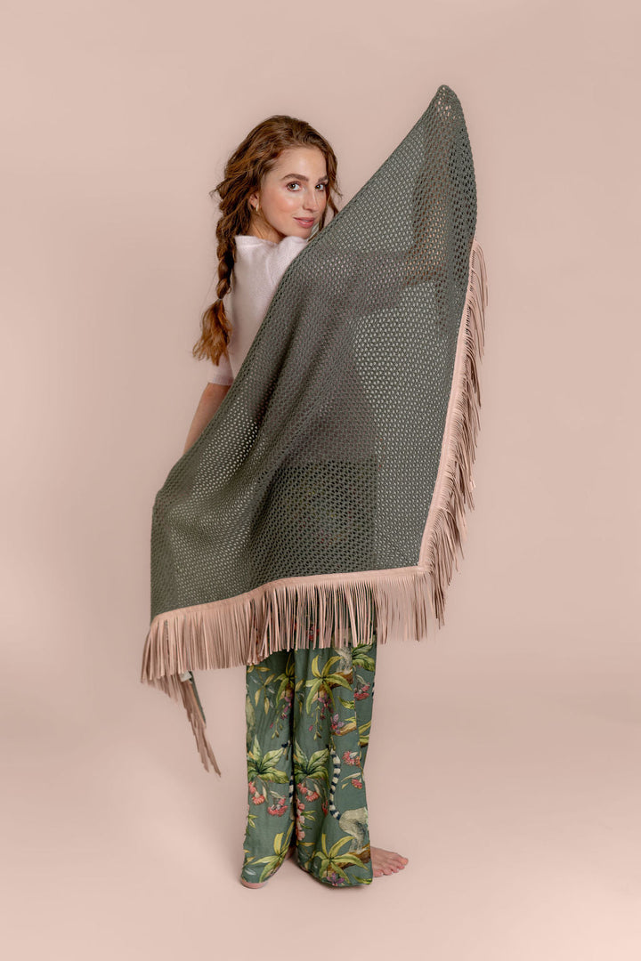 Boho‑Chic Look: großes Kaschmir Triangeltuch mit Lederfransen von Model gehalten, kombiniert zu Kaschmirpullover und Baumwollhose