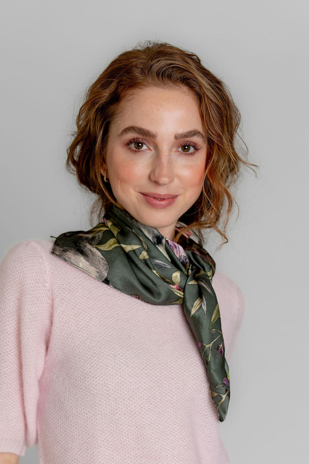 Edles Seidentuch Bandana aus 100 % Seide mit Dschungel-Motiv als lockeres Halstuch gestylt