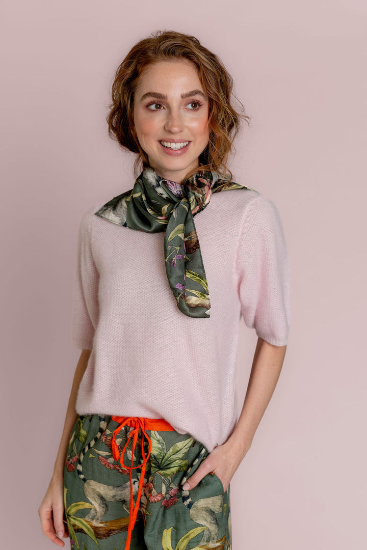 Edles Seidentuch aus reiner Seide mit Lemuren-Print als Halstuch gestylt