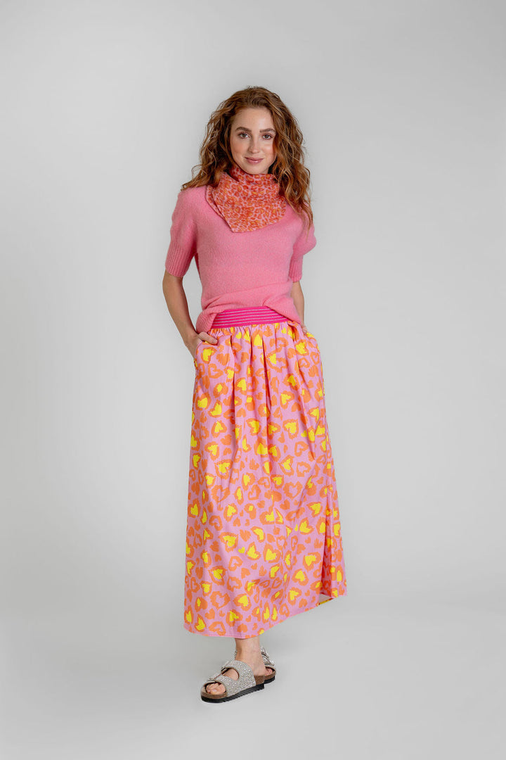 Sommerlicher Baumwollrock für Damen mit All-Over-Print aus Leo-Herzen, elastischer Bund, Farbe Pink, Model trägt Rock