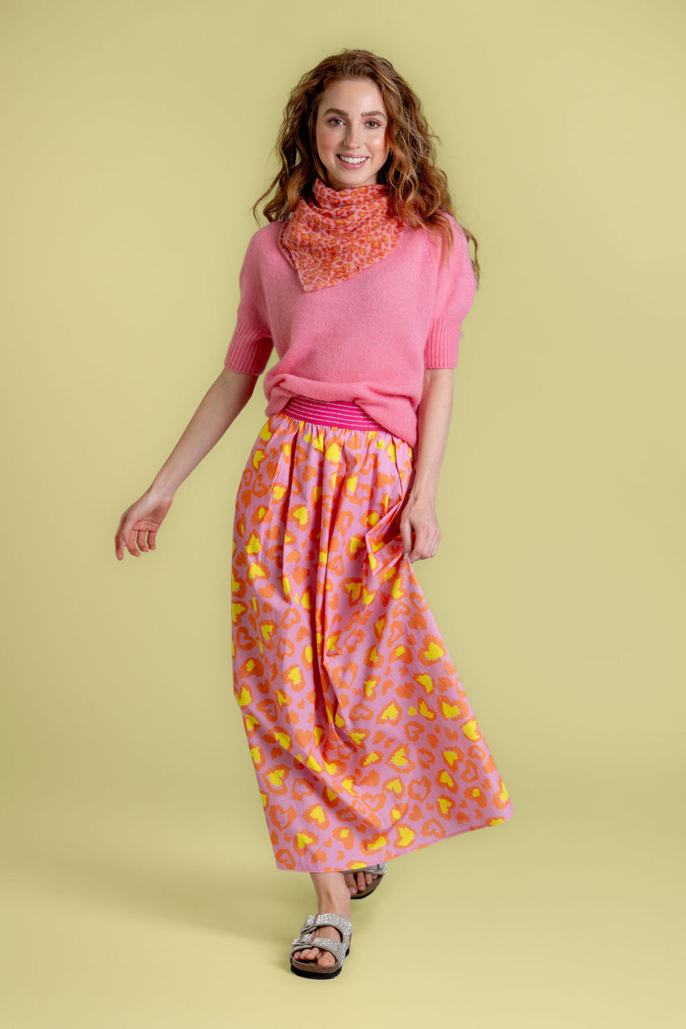 Sommerlicher Baumwollrock für Damen mit All-Over-Print aus Leo-Herzen, elastischer Bund, Farbe Pink, Tragebild mit Model