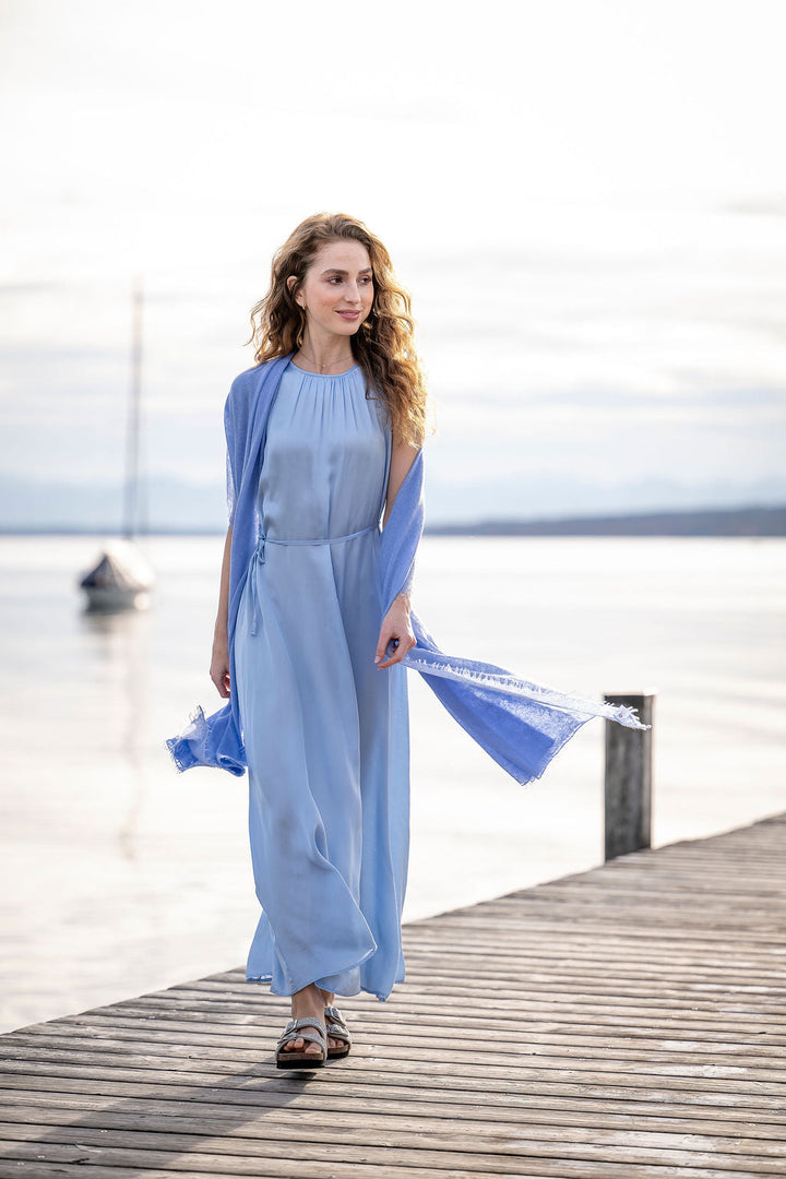 Model trägt knöchellanges Off‑Shoulder Kleid Gloria in Arctic für eine sommerliche Hochzeit mit einem Light Kaschmr Schal in Hellblau