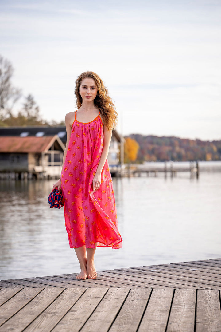 Model trägt langes Baumwoll‑Sommerkleid Eliza‑cs mit Krebs‑Print und Spaghetti‑Trägern im Sommer am See