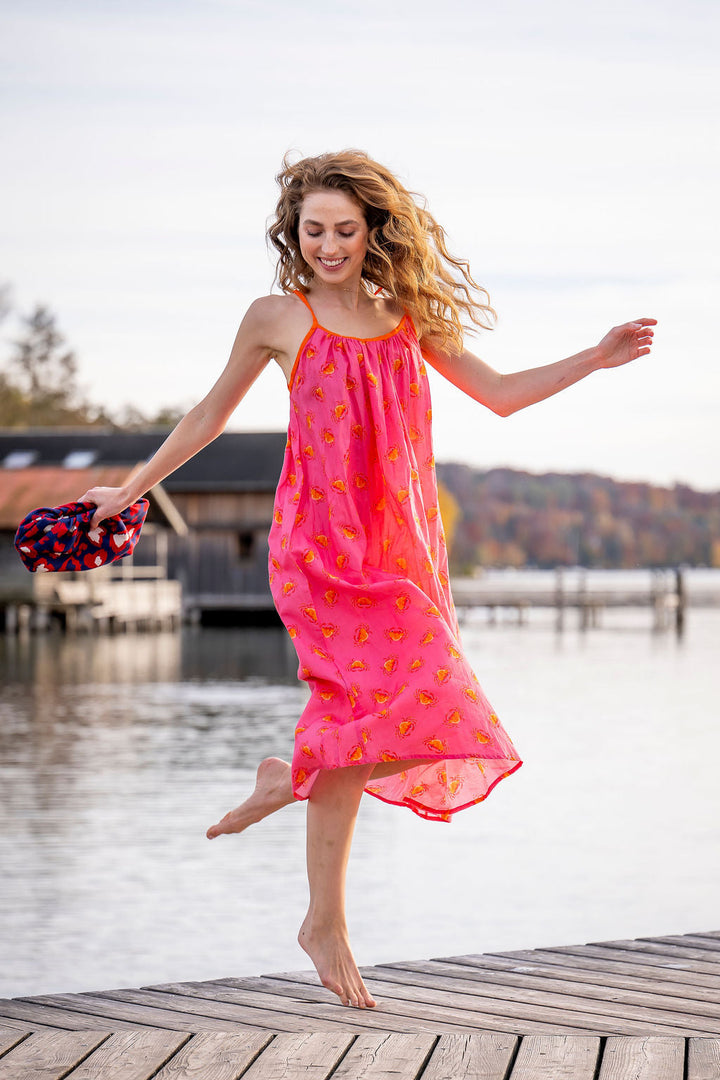 Model trägt langes Baumwoll‑Sommerkleid Eliza‑cs mit Krebs‑Print und Spaghetti‑Trägern in Pink