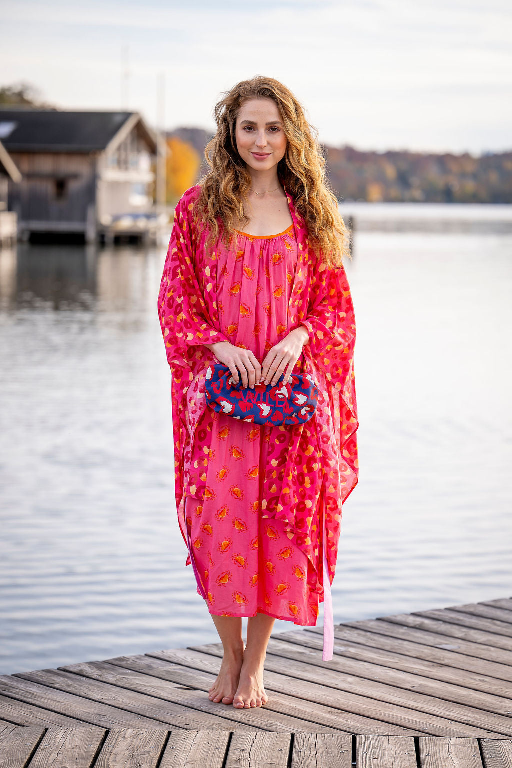 Sommerlicher Kimono mit Leoprint und Leoparden‑Motiv in Pink, locker offen gestylt, über Kleid getragen, Vorderansicht