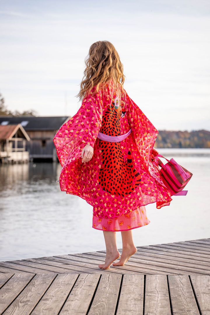 Kimono Catalina-cs getragen von Mdel, Seitenansicht, luftig gestylt mit Leoprint, 