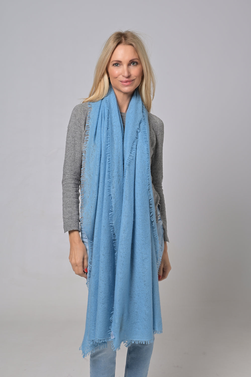 Light Cashmere Schal für Damen aus 100% reinem Kaschmir in Blau, Farbe Aquarius, Tragebild zur Ansicht der Schallänge