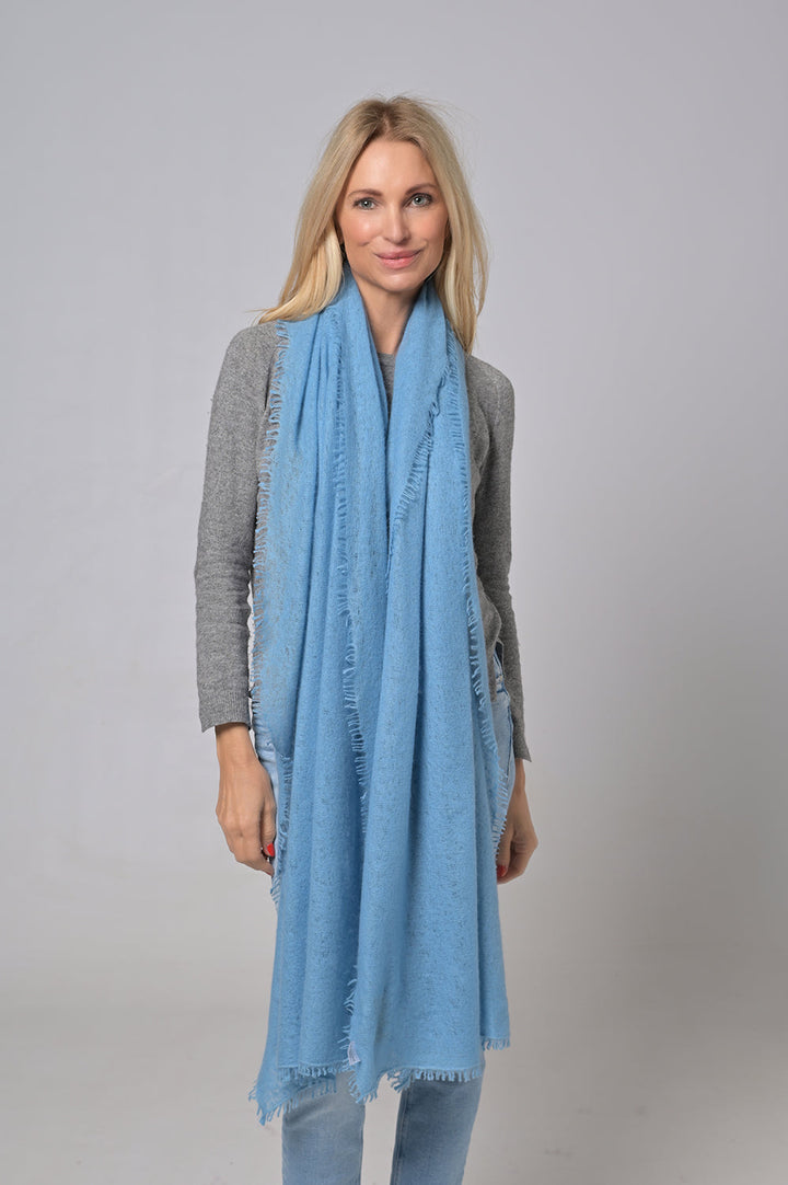 Light Cashmere Schal für Damen aus 100% reinem Kaschmir in Blau, Farbe Aquarius, Tragebild zur Ansicht der Schallänge