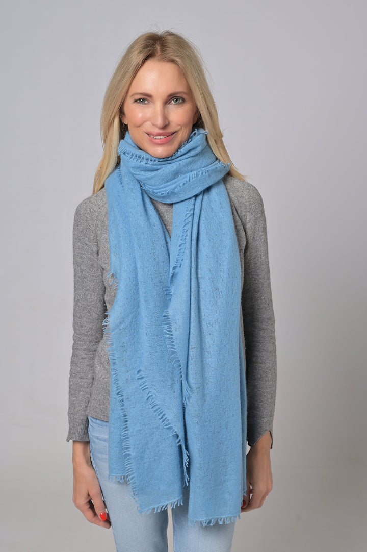 Light Cashmere Schal für Damen aus 100% reinem Kaschmir in Blau, Farbe Aquarius, Tragebild mit Model