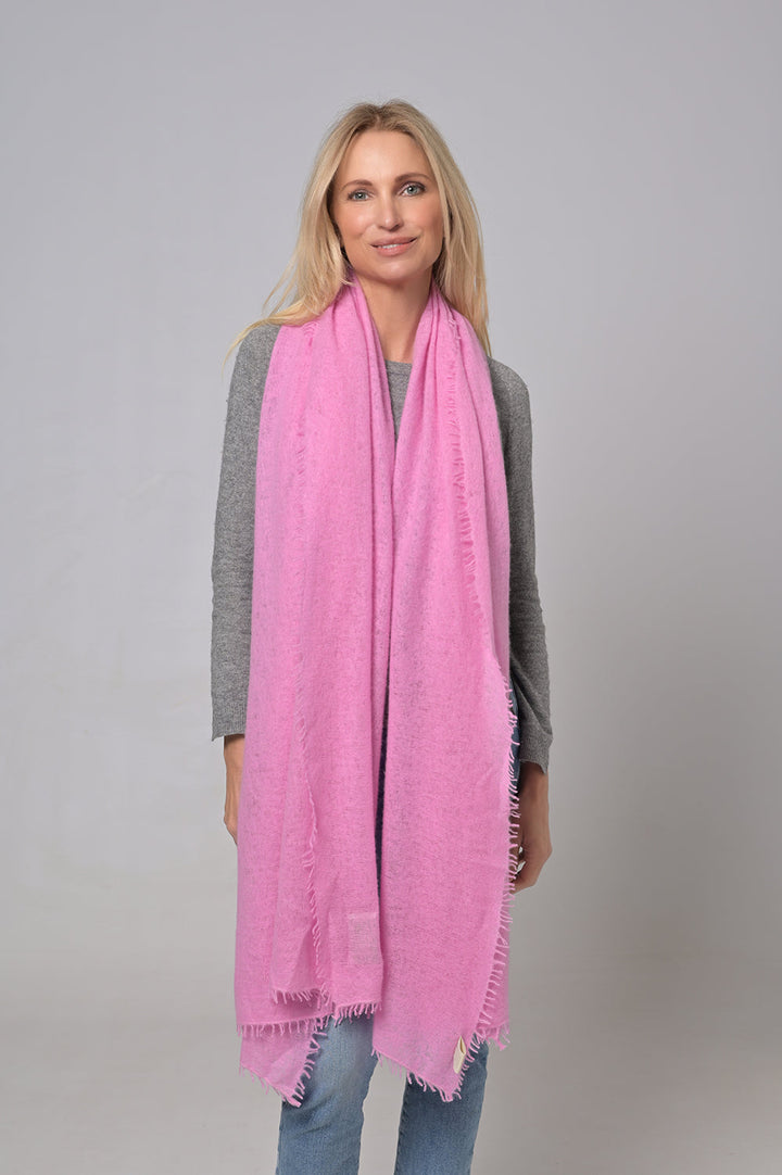 Model trägt Kaschmirschal für Damen in Pink aus 100 Prozent reinem Kaschmir um die Schallänge zu veranschaulichen