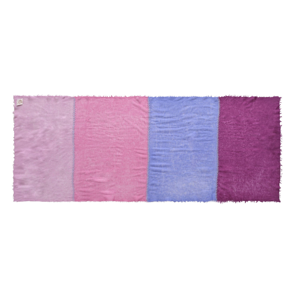 Luxuriöser Light Cashmere Schal für Damen mit Blockstreifen in Pink, Flieder, Rosa und Orchid, 4-farbig, mit Kreuz-Stickerei Veredelung, am Boden gelegt