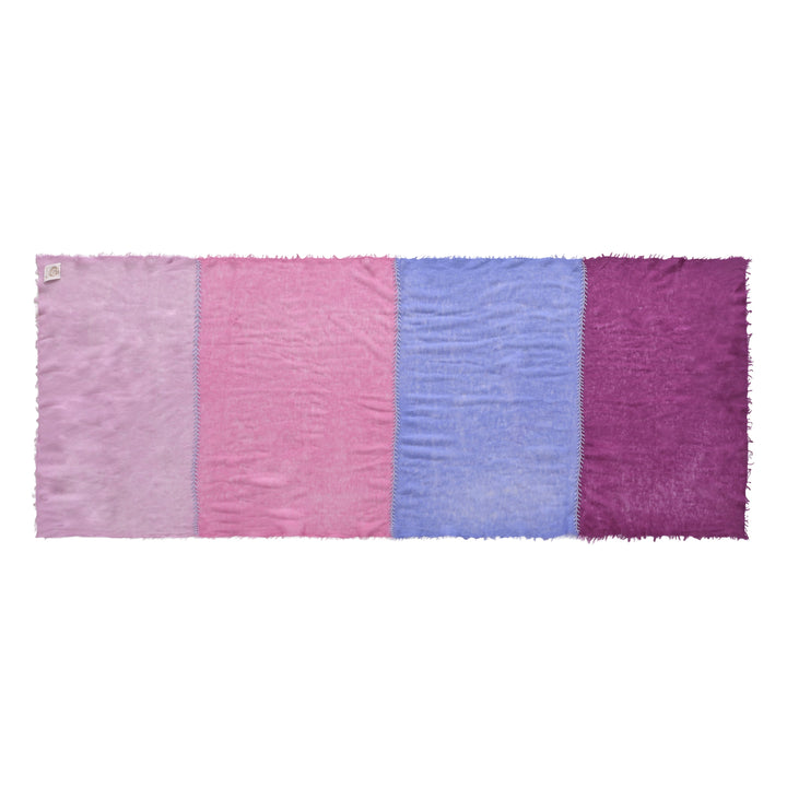 Luxuriöser Light Cashmere Schal für Damen mit Blockstreifen in Pink, Flieder, Rosa und Orchid, 4-farbig, mit Kreuz-Stickerei Veredelung, am Boden gelegt