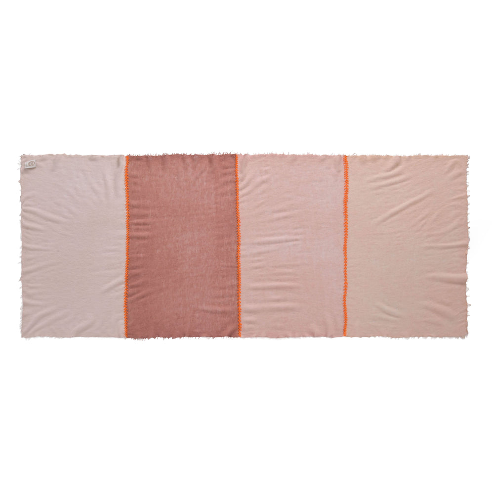 Kaschmirschal mit Blockstreifen in Naturfarben und Kreuzstich-Stickerei in Magnolia aus 100 % Cashmere, Legebild