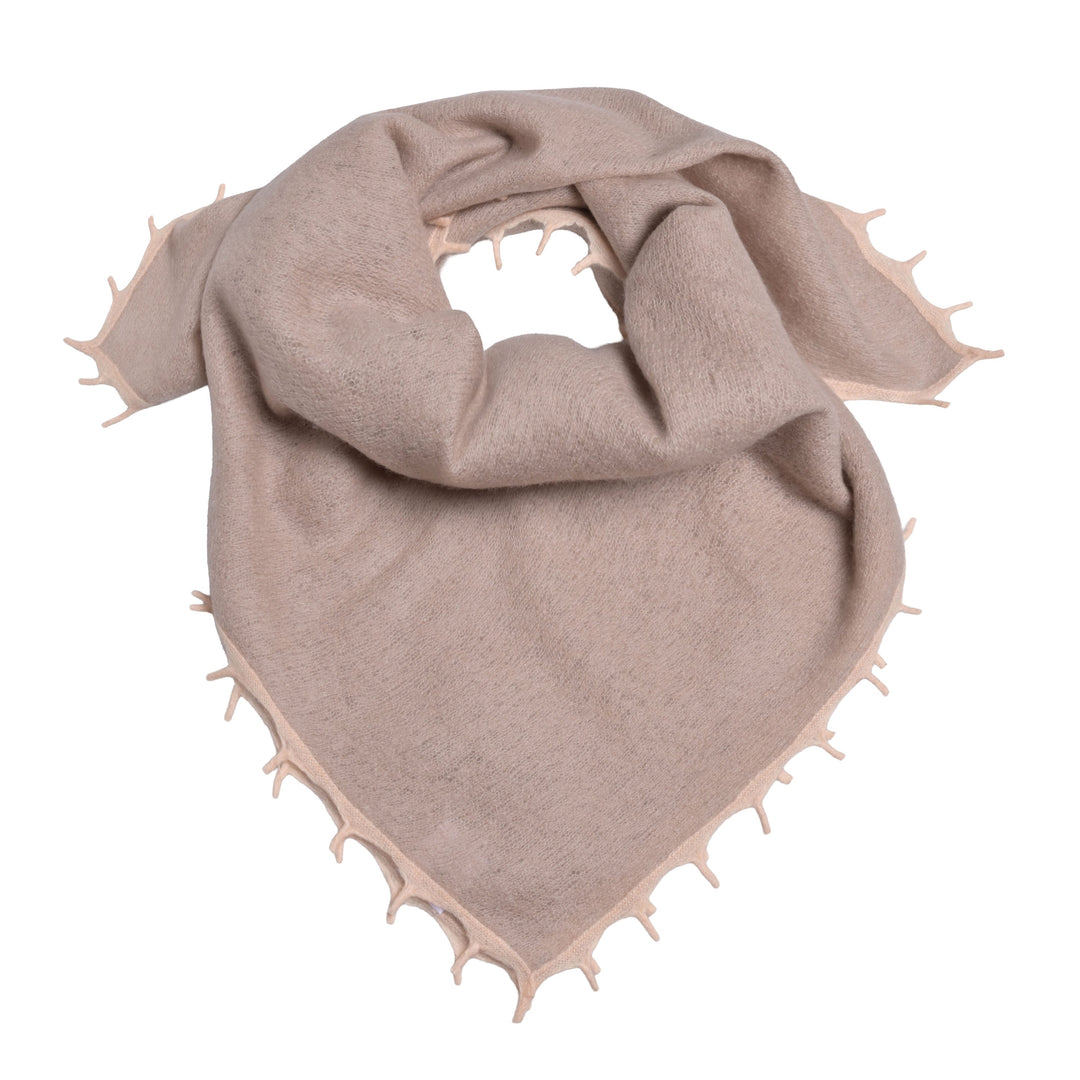 Quadratisches BiFeli Bandana aus Light Cashmere in der Farbe Light Taupe, ein heller Beigeton mit Kontrastfransen und Randstreifen, Größe 65 × 65 cm, Produktbild
